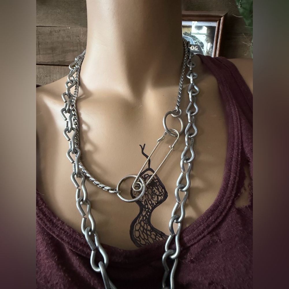 Johnny Chain - Picture 2 of 4